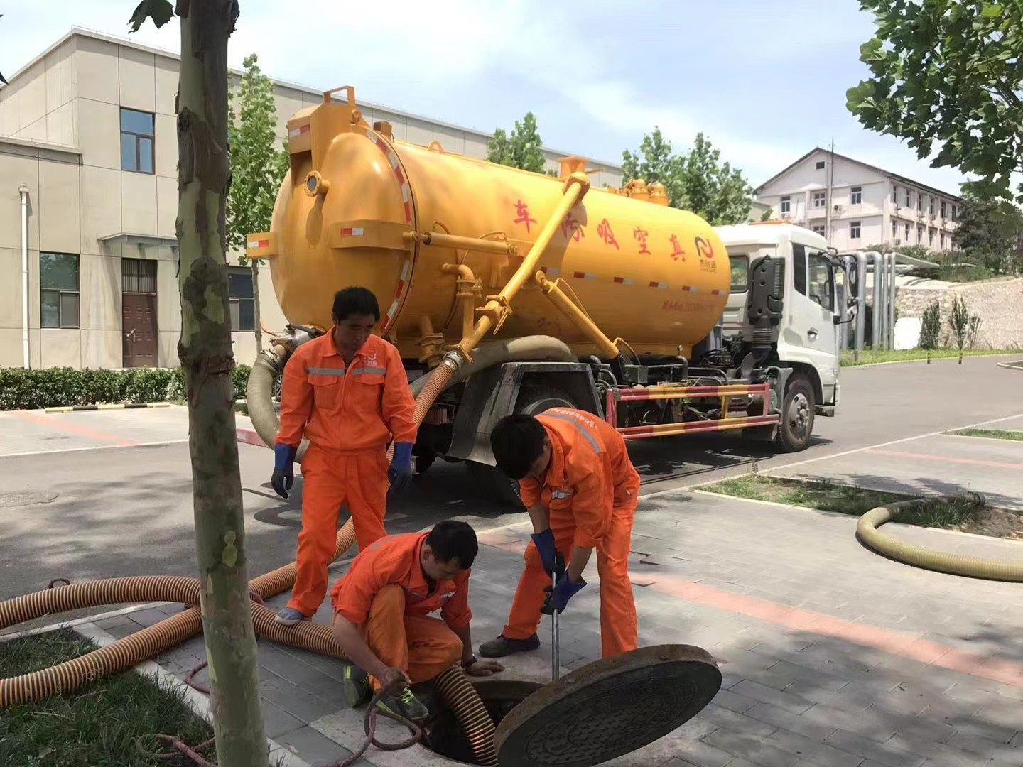 石峰管道疏通车停在窨井附近