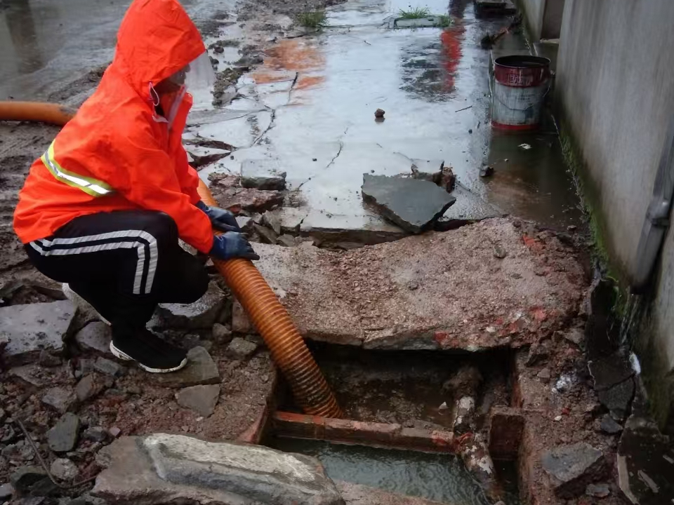 石峰专业清理污水池 炜誉市政以规范流程守护城市 “肠道”