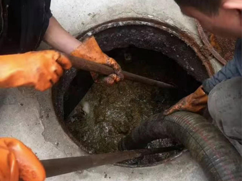 石峰清理化粪池时如何避免沼气的危害？